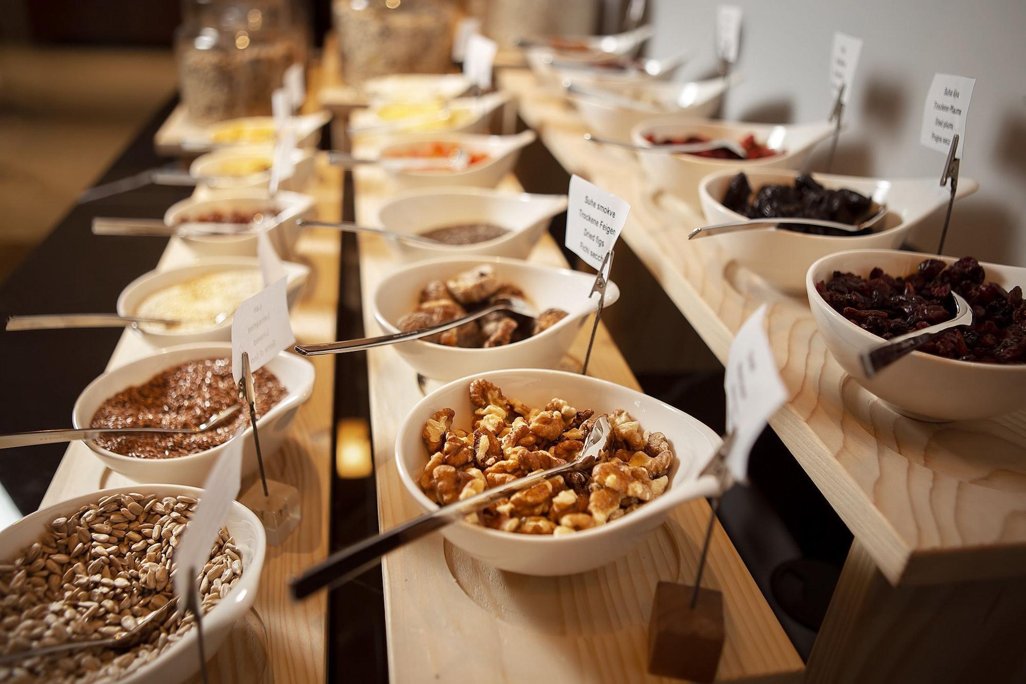 מאלינסקה Luxury Hotel Riva מראה חיצוני תמונה A breakfast buffet
