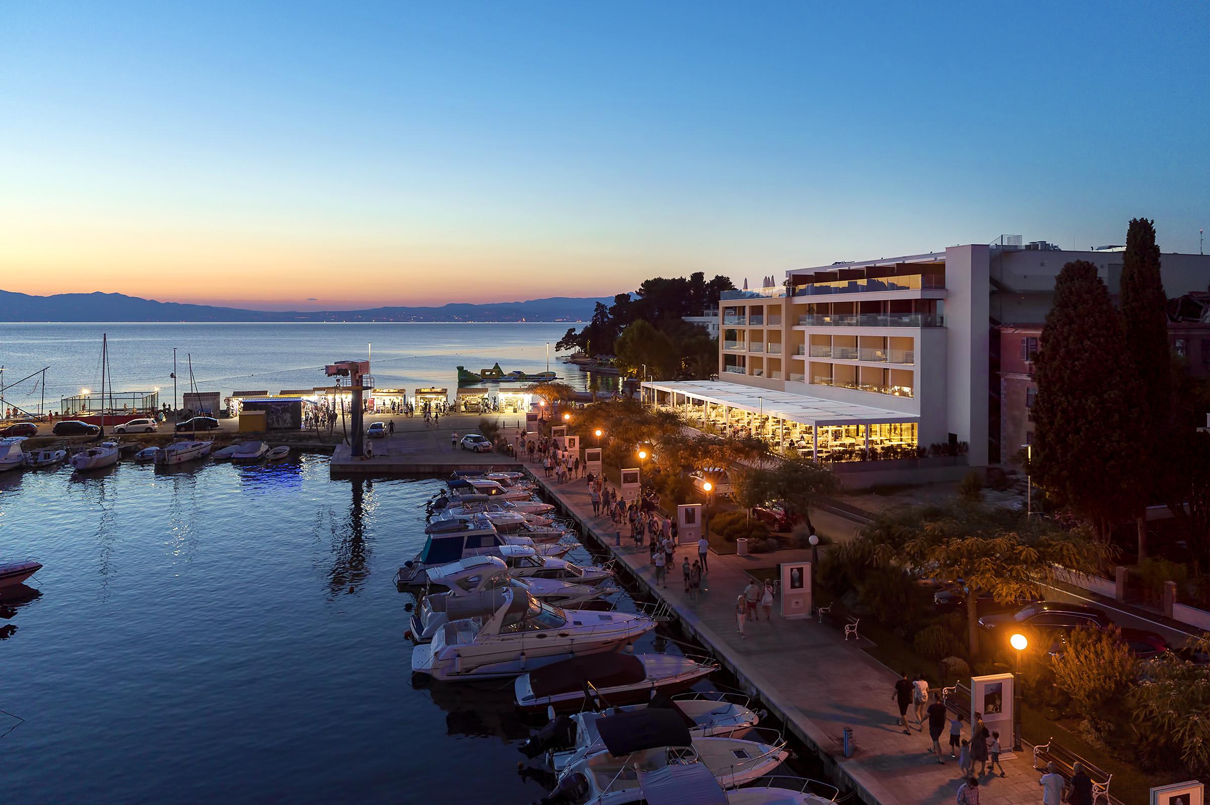 מאלינסקה Luxury Hotel Riva מראה חיצוני תמונה View of the port of Trogir