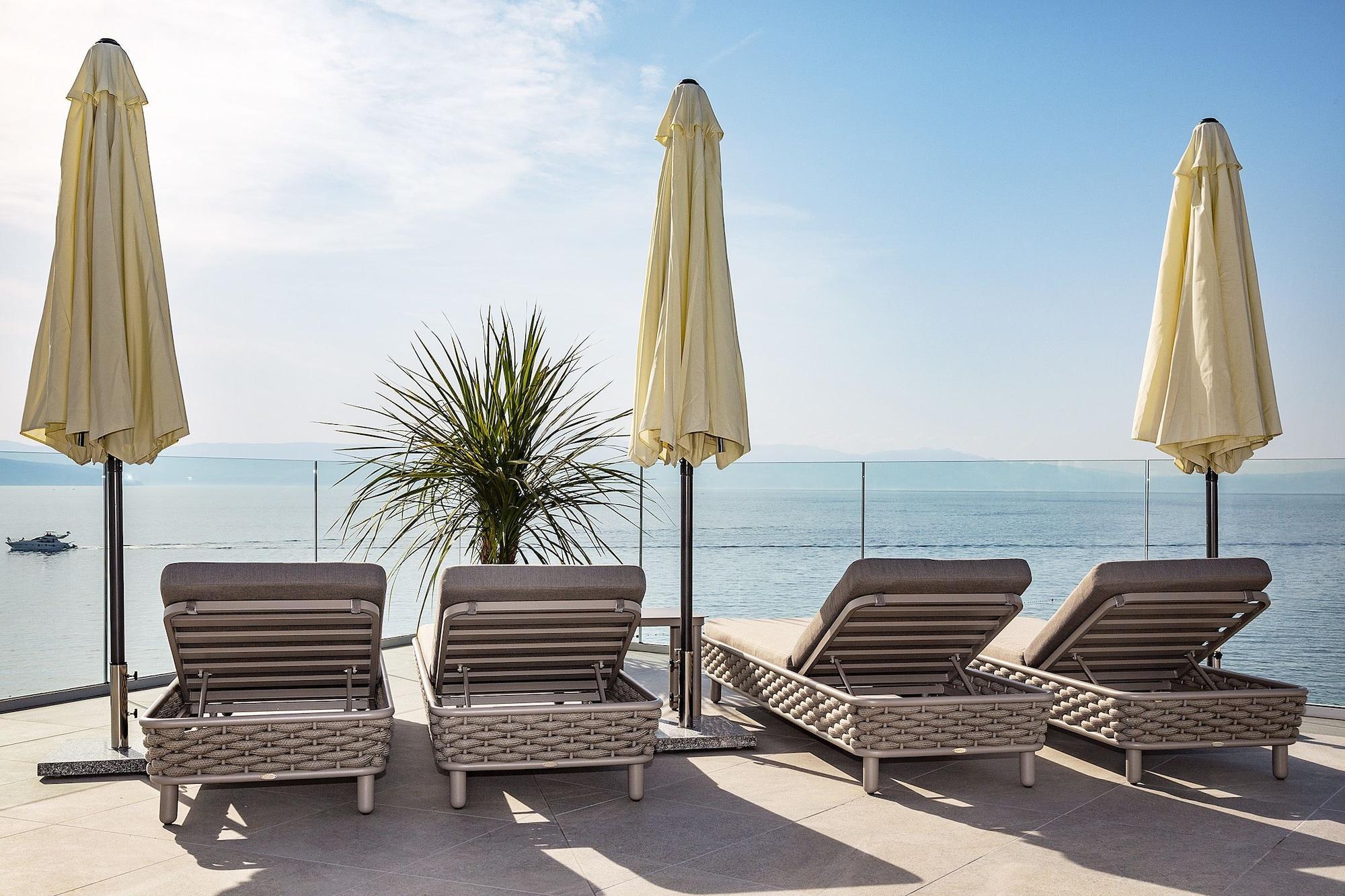 מאלינסקה Luxury Hotel Riva מראה חיצוני תמונה Sunloungers with parasols