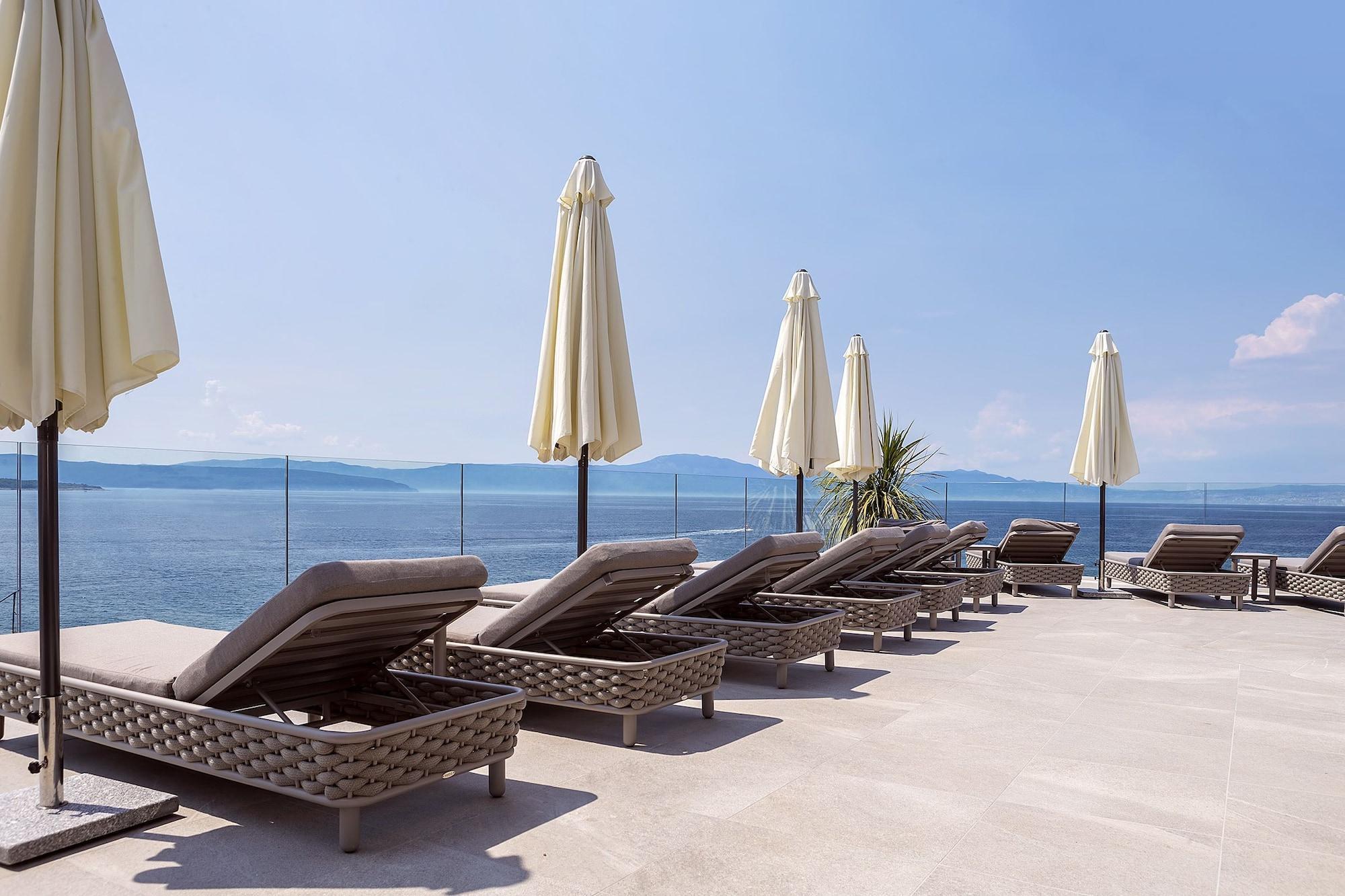 מאלינסקה Luxury Hotel Riva מראה חיצוני תמונה View of the Adriatic Sea from the hotel