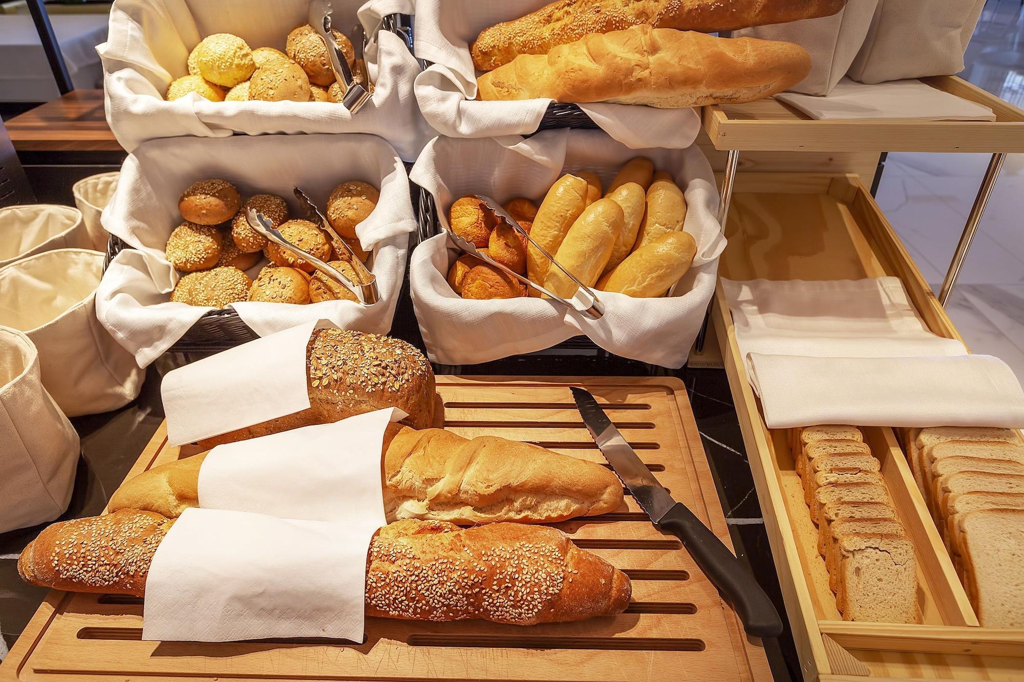 מאלינסקה Luxury Hotel Riva מראה חיצוני תמונה Bread at a buffet