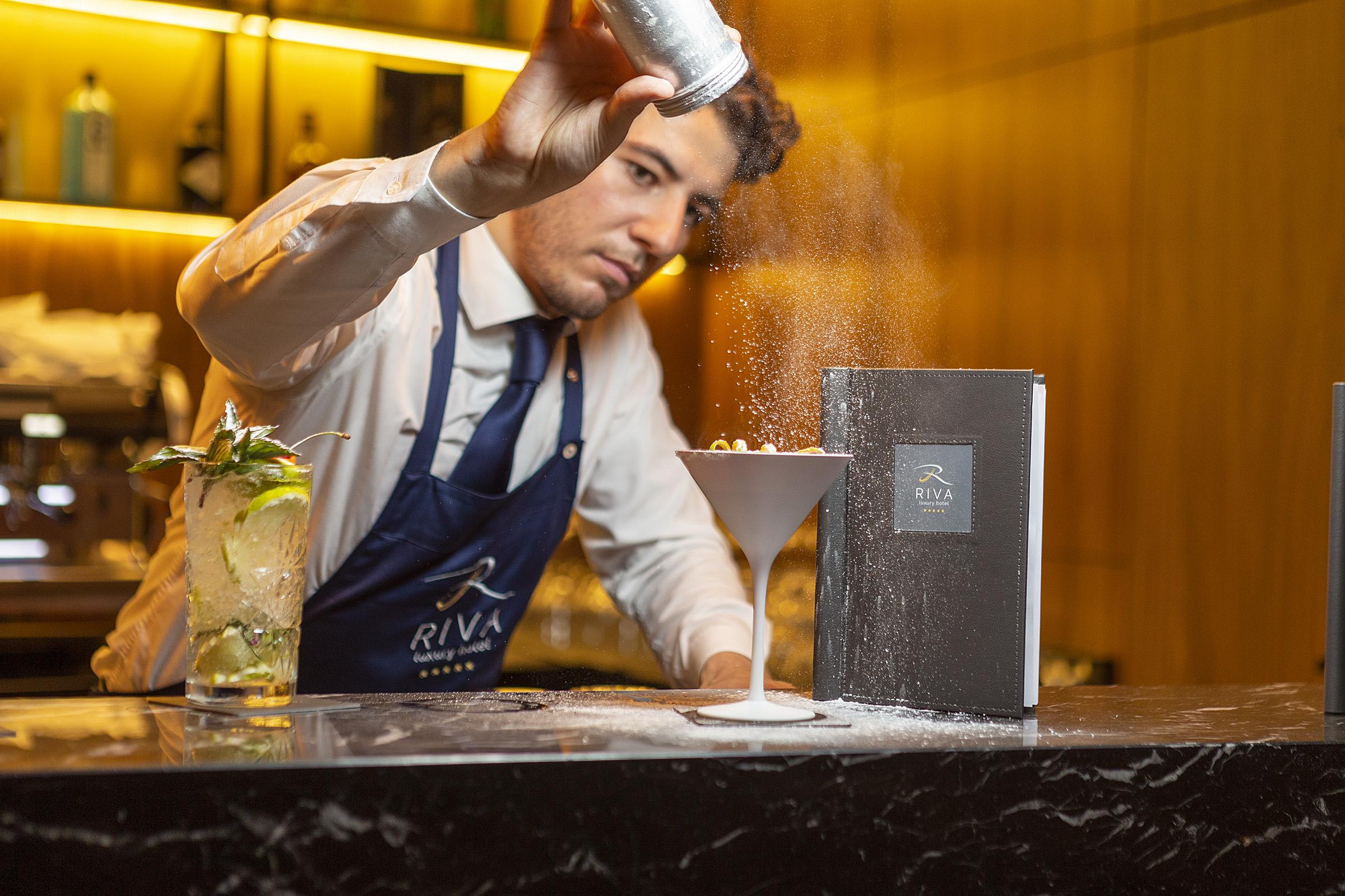 מאלינסקה Luxury Hotel Riva מראה חיצוני תמונה A bartender at work