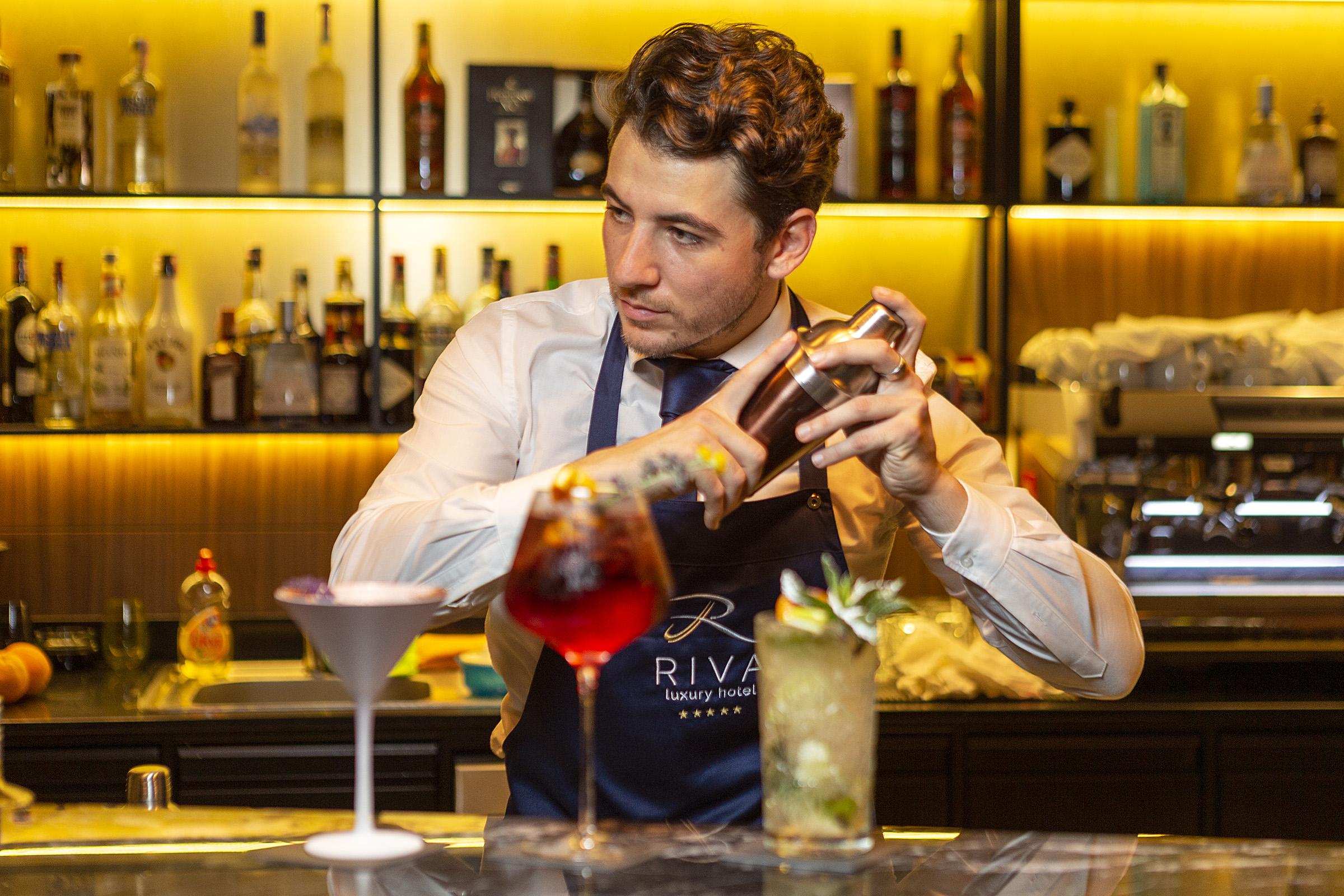מאלינסקה Luxury Hotel Riva מראה חיצוני תמונה A bartender at work