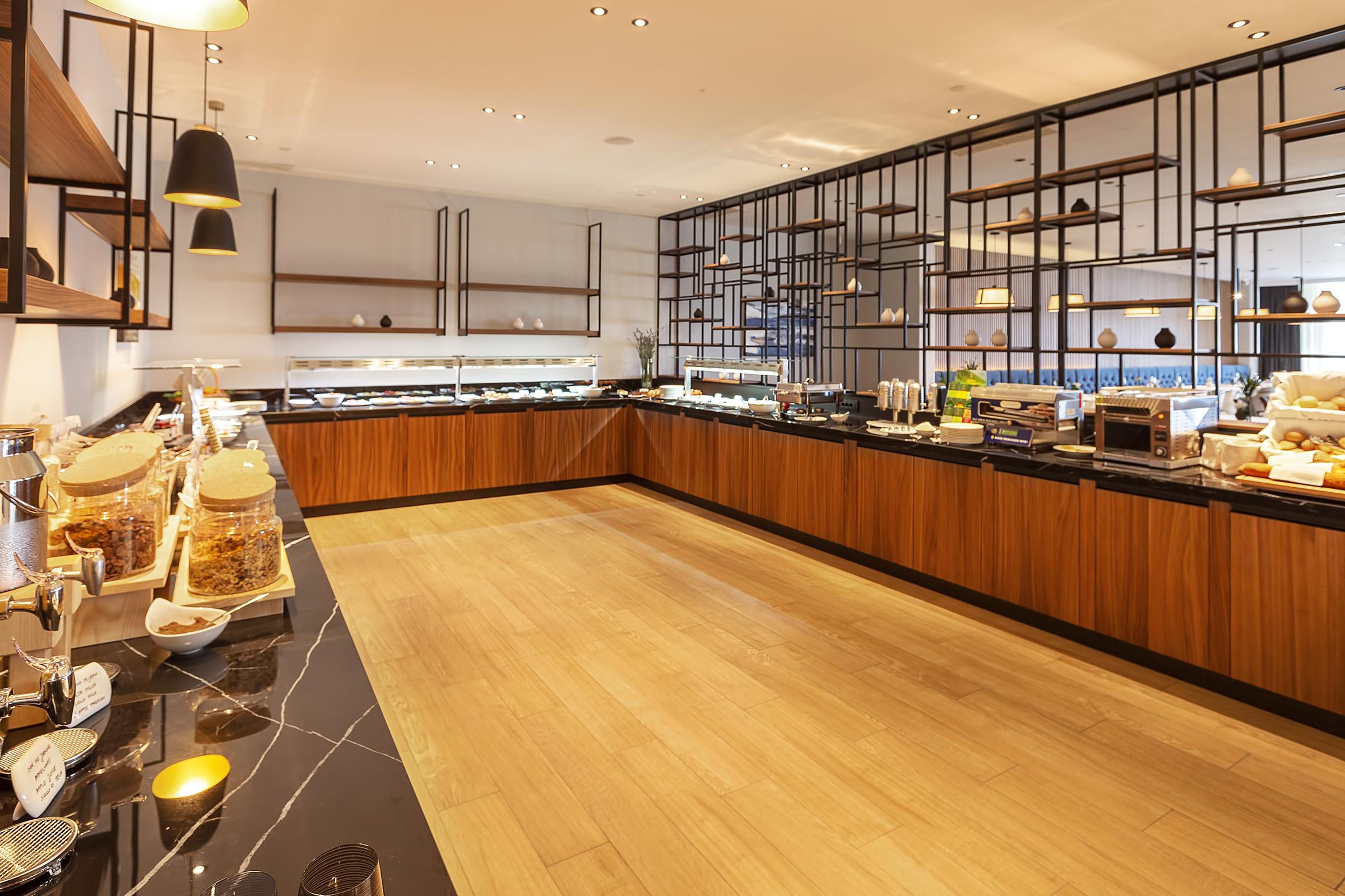 מאלינסקה Luxury Hotel Riva מראה חיצוני תמונה The buffet at the lounge