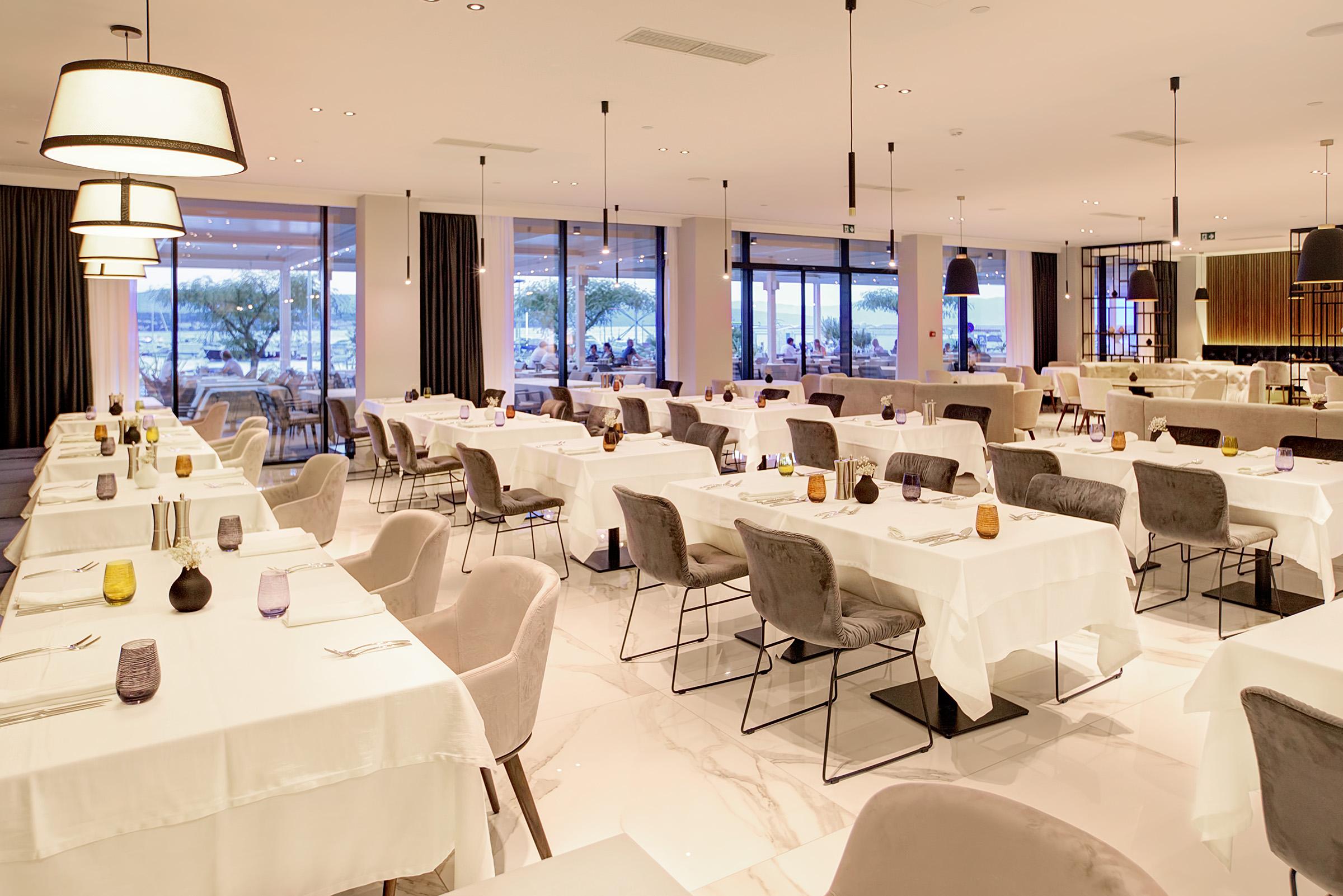 מאלינסקה Luxury Hotel Riva מראה חיצוני תמונה Restaurant