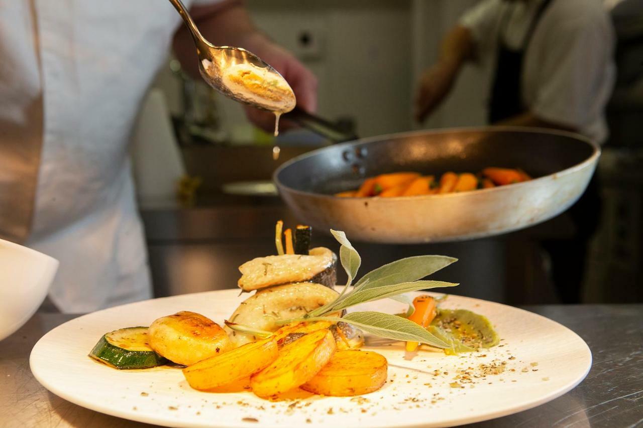 מאלינסקה Luxury Hotel Riva מראה חיצוני תמונה A chef plating a dish